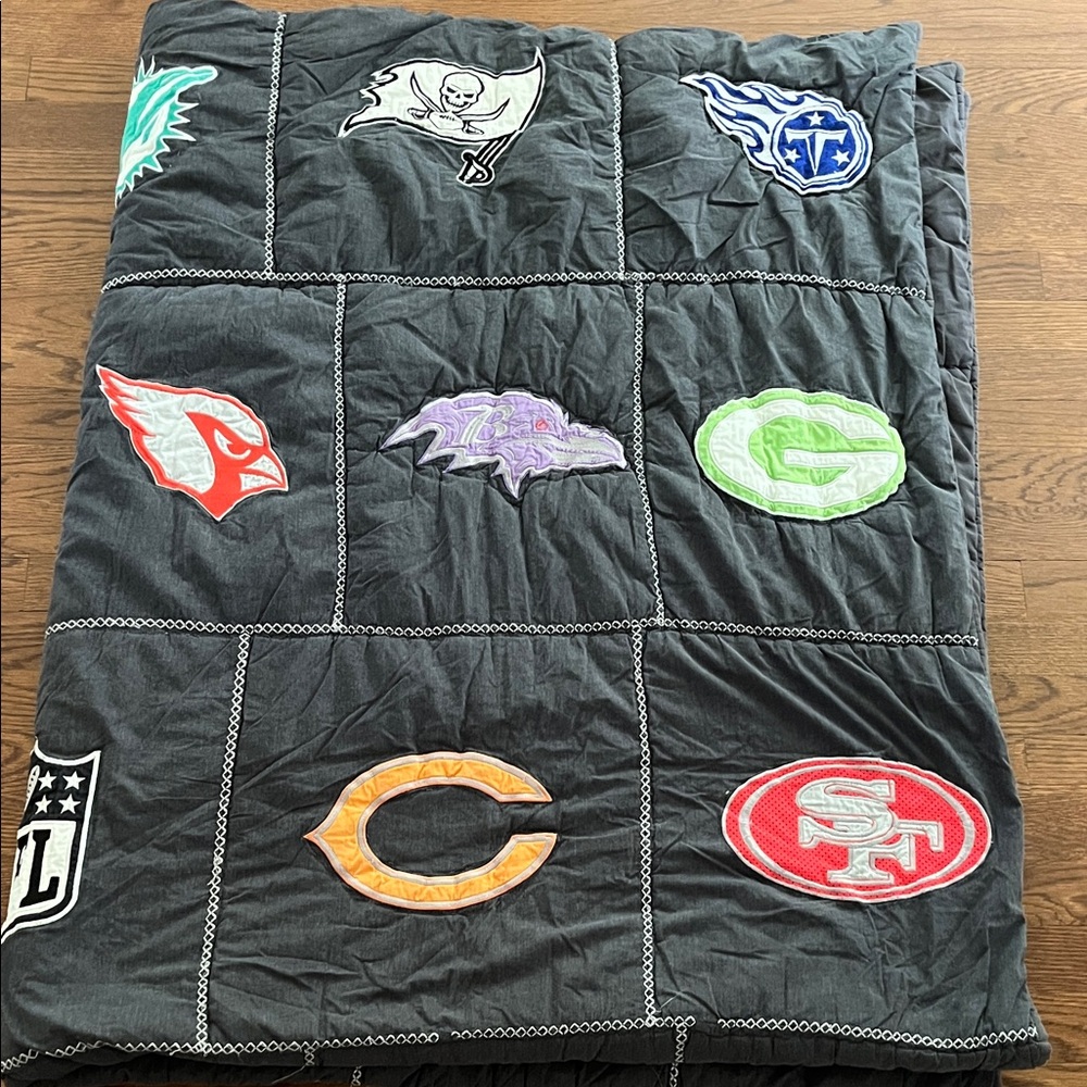 Pottery Barn Twin/TwinXL NFL  Team Patchwork Black Quilt Comforter